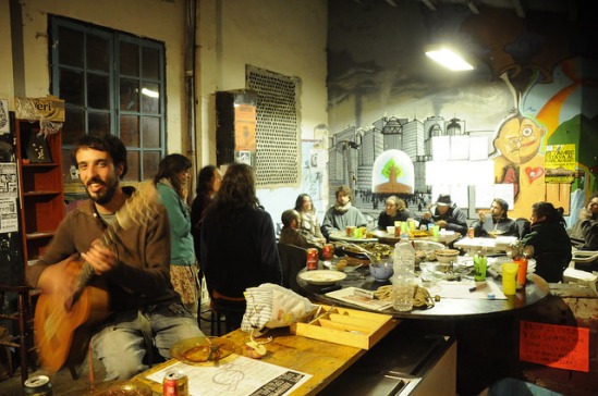 Debate y fiesta en la casa okupa de Kan Kolmo, en Girona (photo CIC).